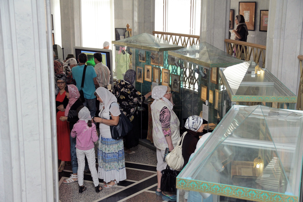 Посетители осматривают экспонаты Музея Ислама в мечети Кул-Шариф
