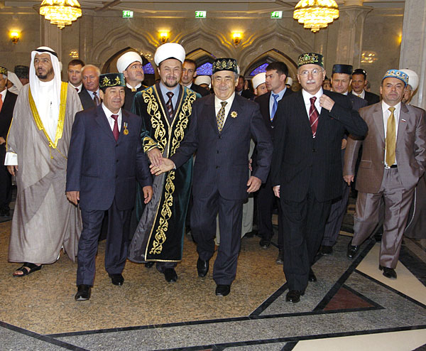 Президент Татарстана Шаймиев с религиозными деятелями на открытии Кул-Шарифа