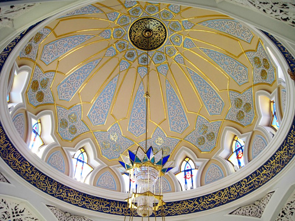 Купол мечети и люстра