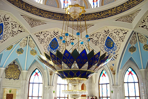 Люстра и потолок мечети Кул Шариф в Казани