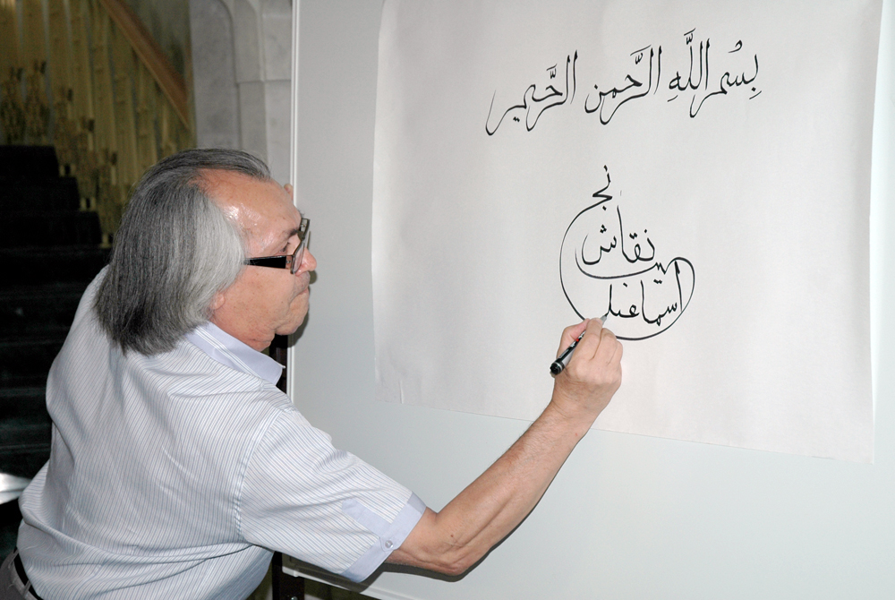 Мастер во время работы. Нажип Наккаш на своей выставке в мечети