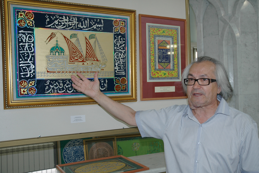 Каллиграфист Наккаш демонстрирует свои работы в Кул-Шарифе
