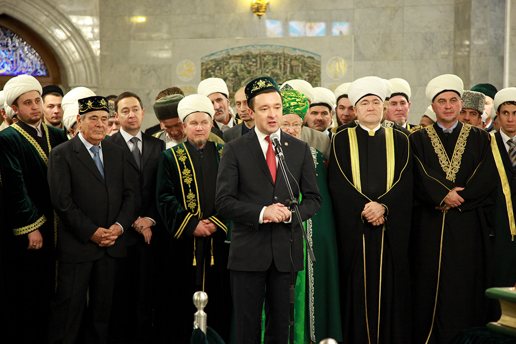 Руководитель татарстанского правительства выступает в мечети Кул-Шариф