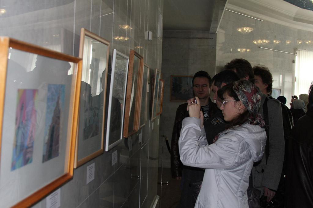 Посетители выставки фотографируют экспонаты на память