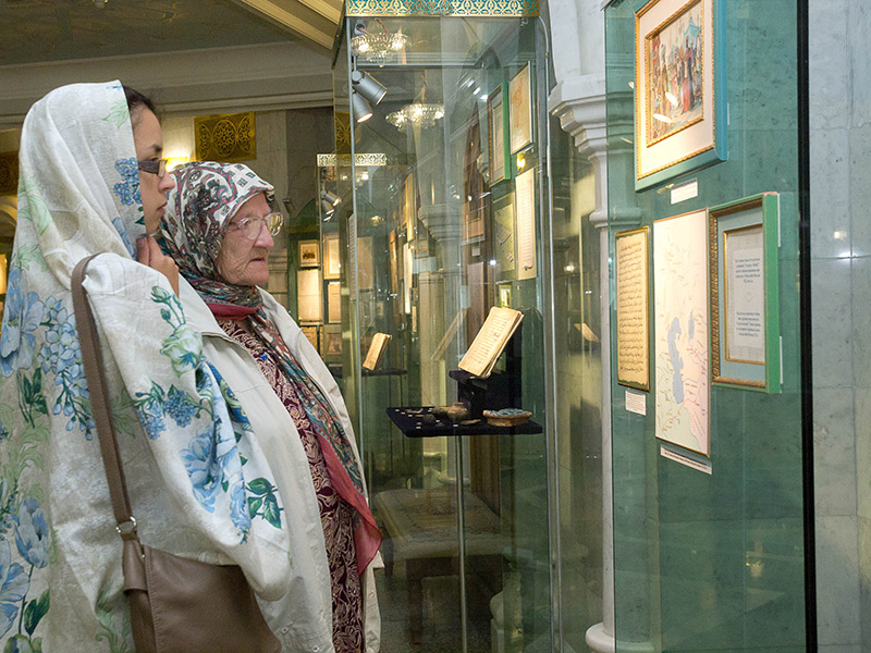 Посетители выставки о мечети Кул-Шариф внимательно осматривают ее экспонаты