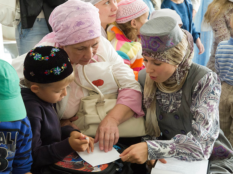 Дети занимаются творчеством в Ураза-байрам в Кул-Шарифе